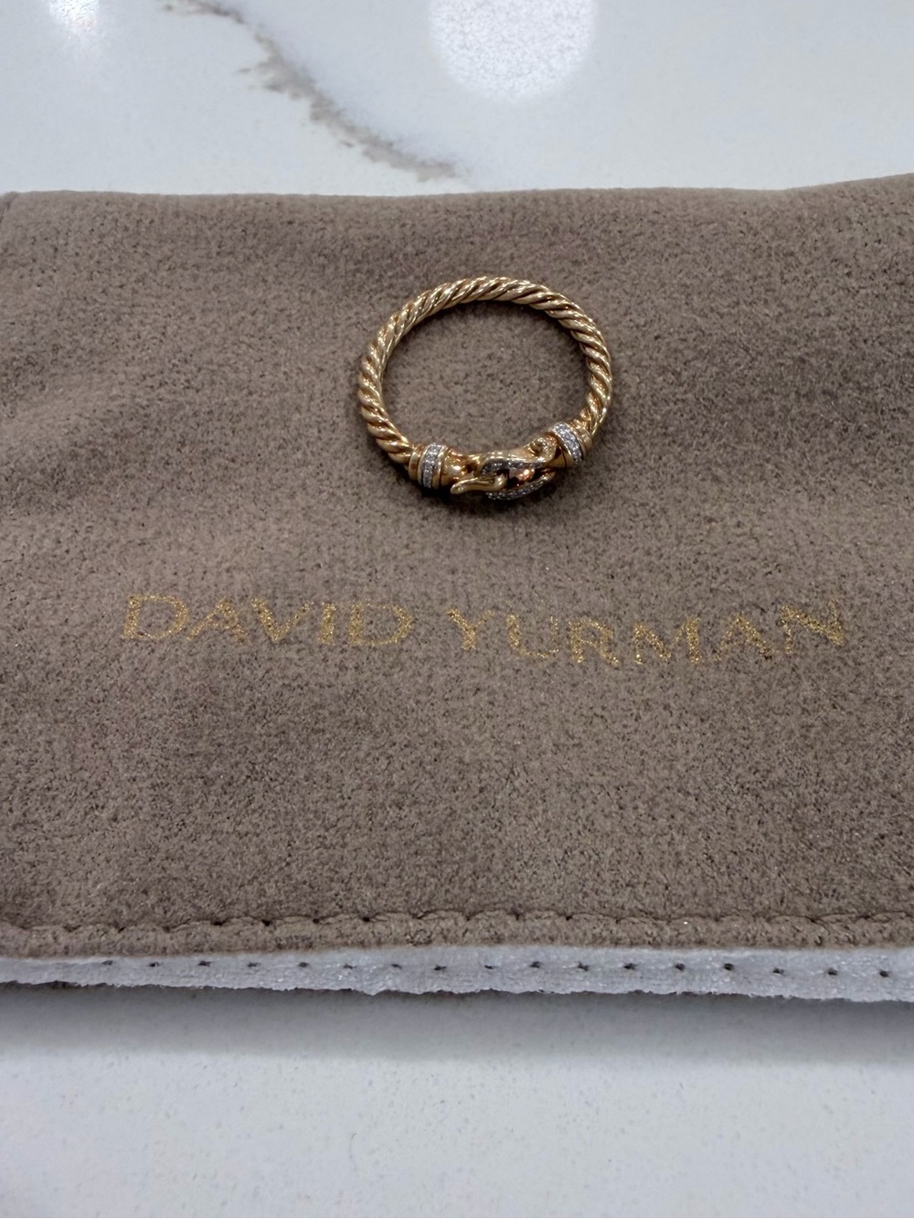 David Yurman PETITE BUCKLE RING
18K Yellow Gold with Diamonds, 2mm, size 6 - Picture 11 of 12